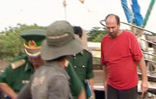 Kenneth Putney is delivered into the hands of Vietnamese authorities who will hand him over to the US Embassy ©  SW